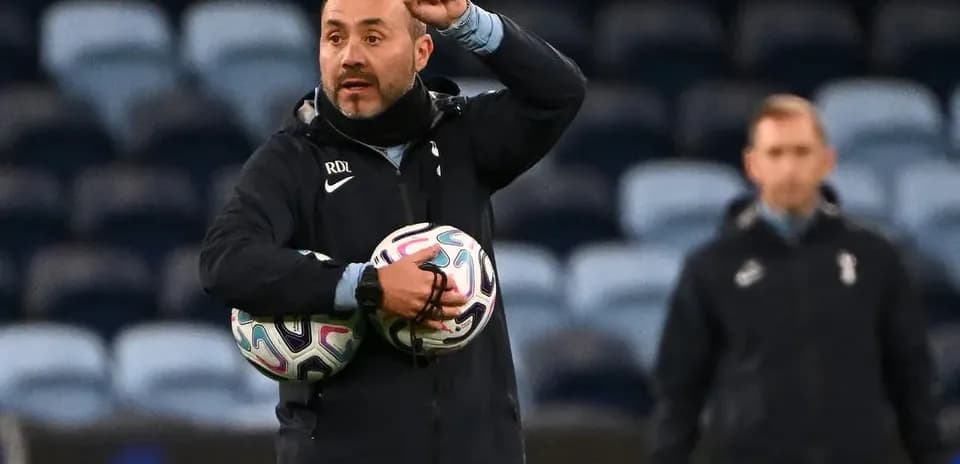 Entrenador dirigiendo a su equipo durante la práctica