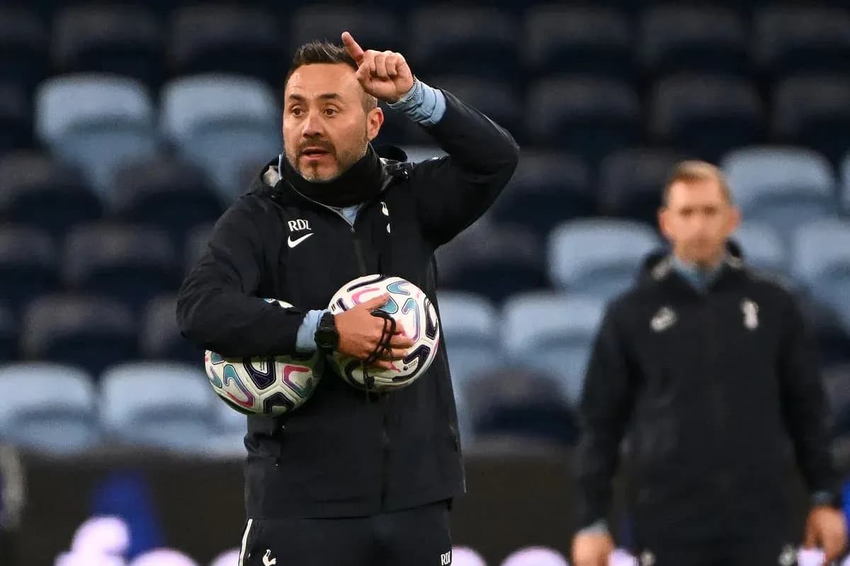 Entrenador dirigiendo a su equipo durante la práctica