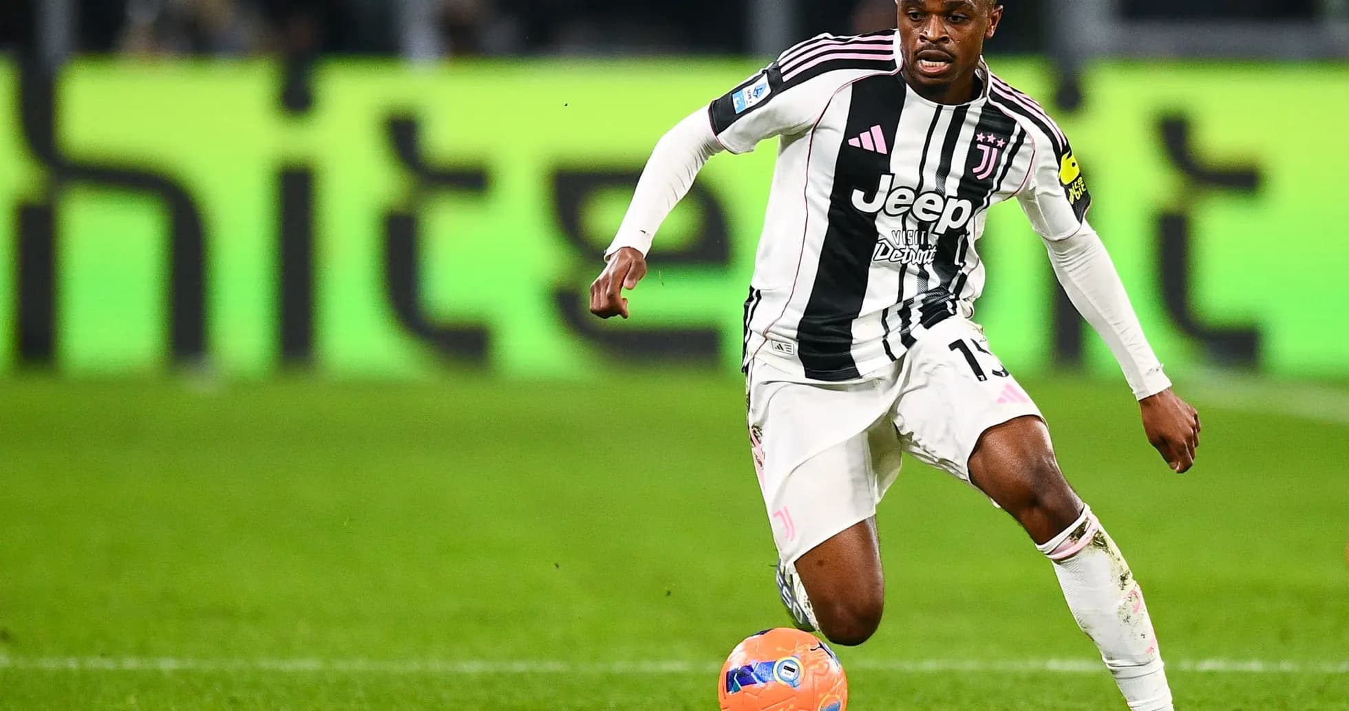 Jugador de Juventus controlando el balón