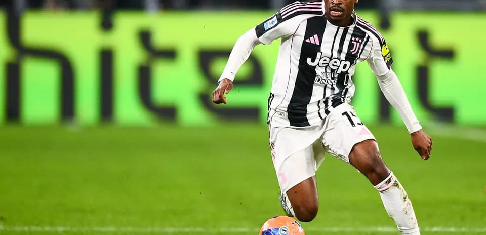 Jugador de Juventus controlando el balón