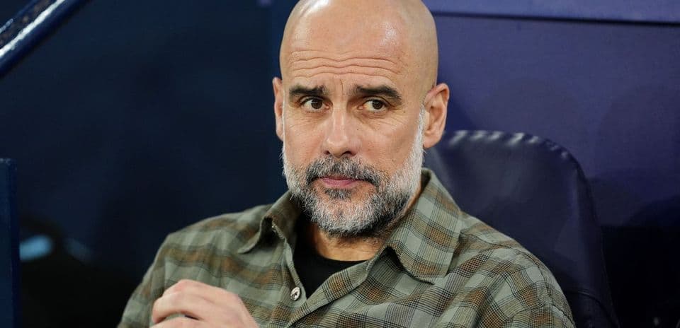 Entrenador sentado en el banquillo durante el partido