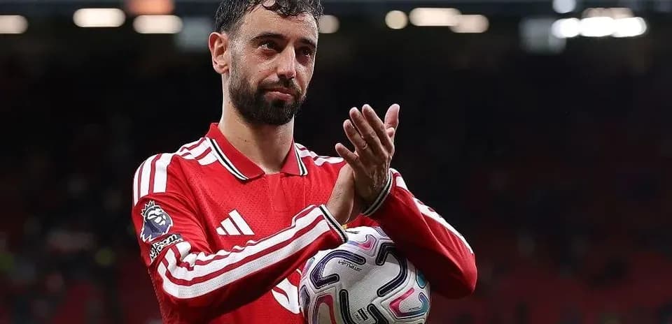 Jugador aplaudiendo con balón en mano