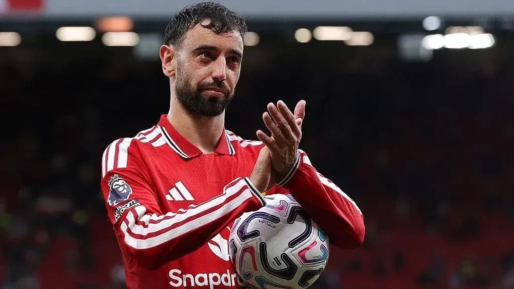 Jugador aplaudiendo con balón en mano
