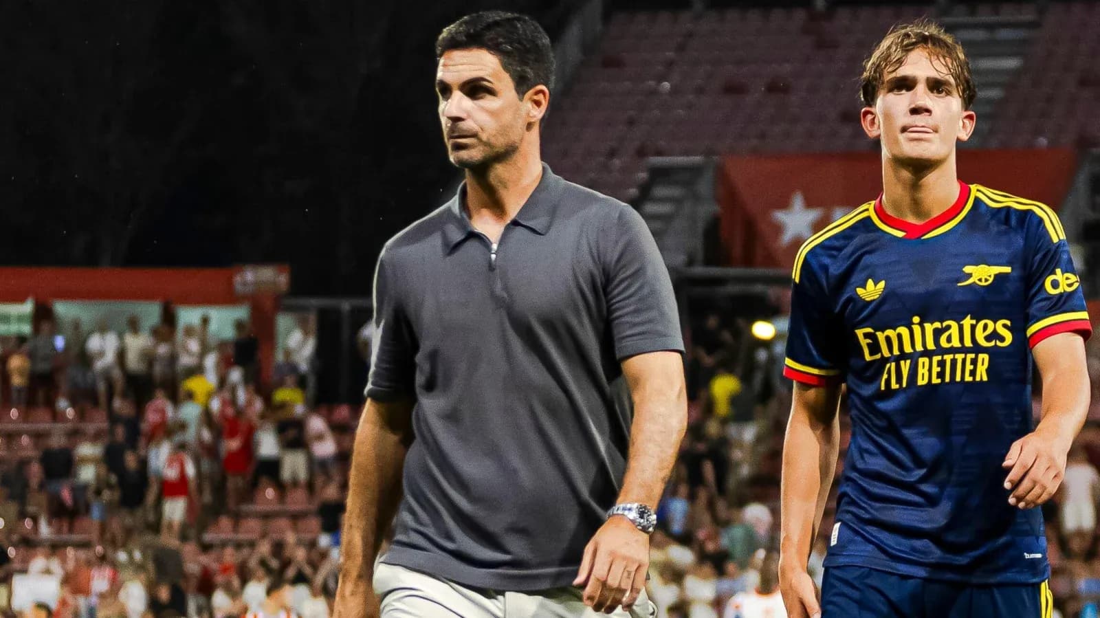 Entrenador y jugador de Arsenal caminando por el campo