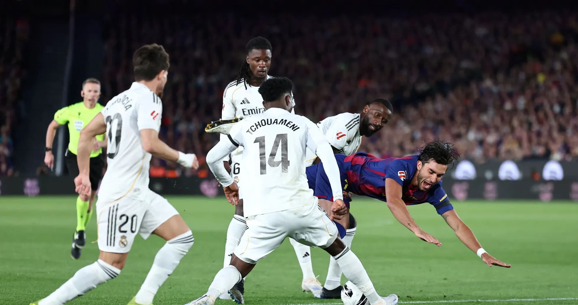 Jugadores de Real Madrid y Barcelona luchando por el balón