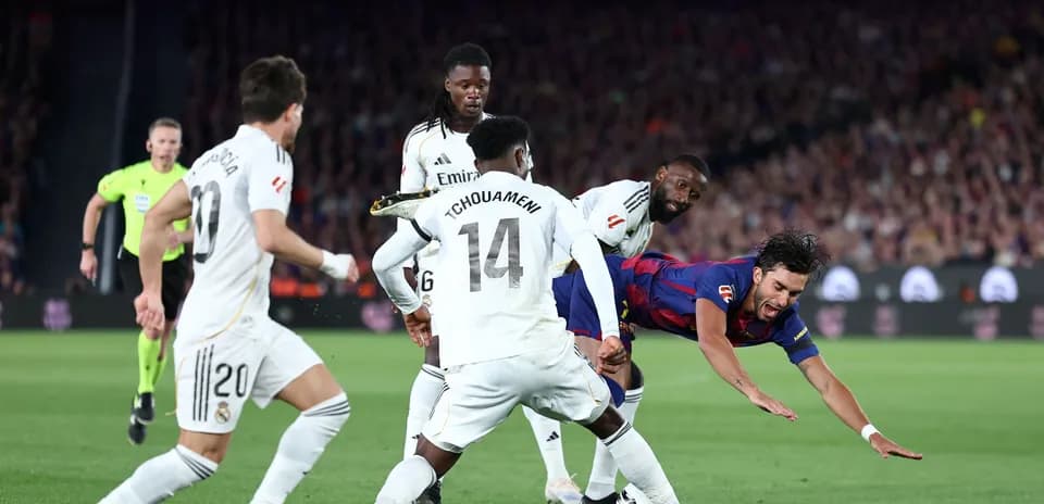 Jugadores de Real Madrid y Barcelona luchando por el balón