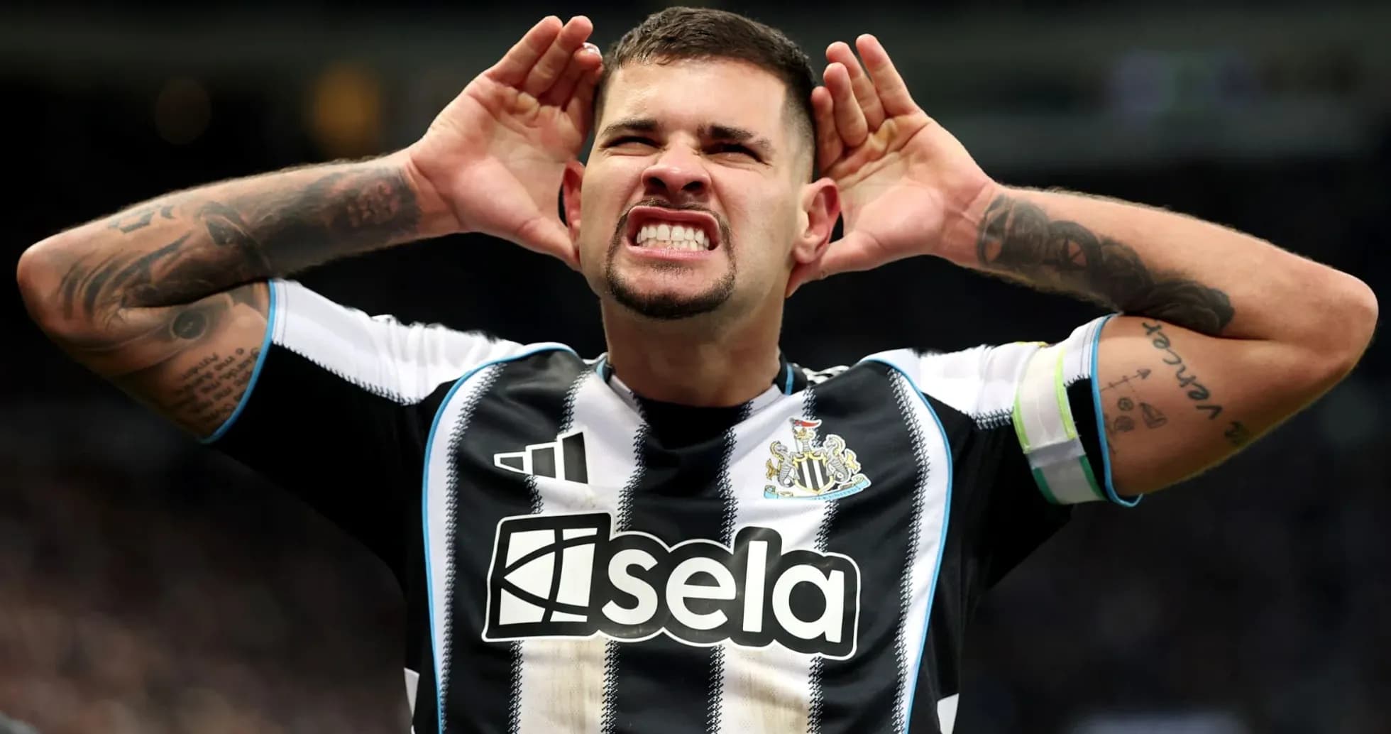 Jugador de Newcastle celebrando con gesto de triunfo