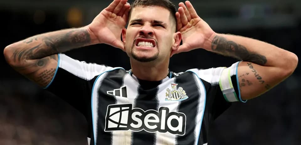Jugador de Newcastle celebrando con gesto de triunfo
