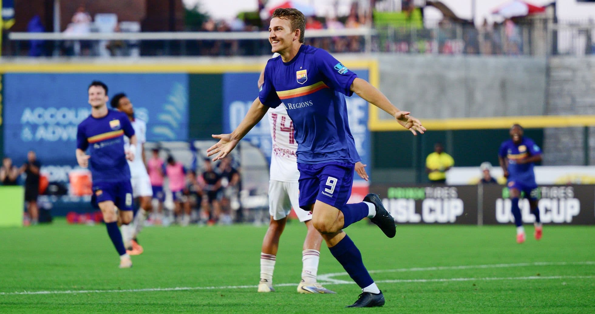 Jugador celebrando un gol en el partido