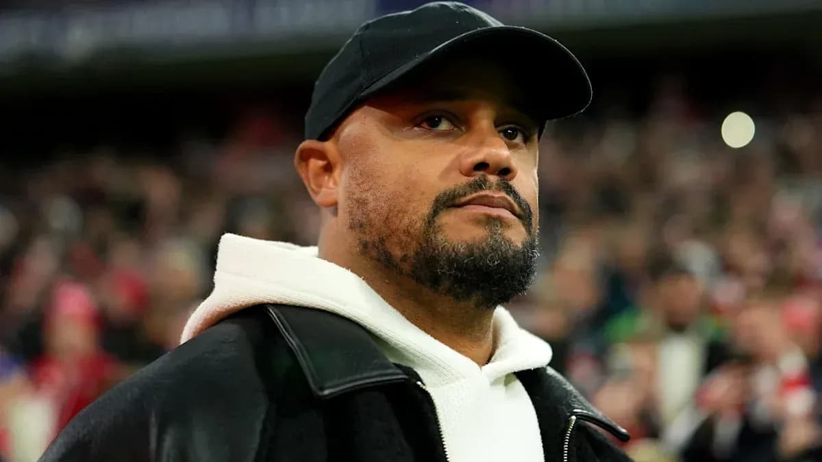 Hombre con gorra observando un evento deportivo