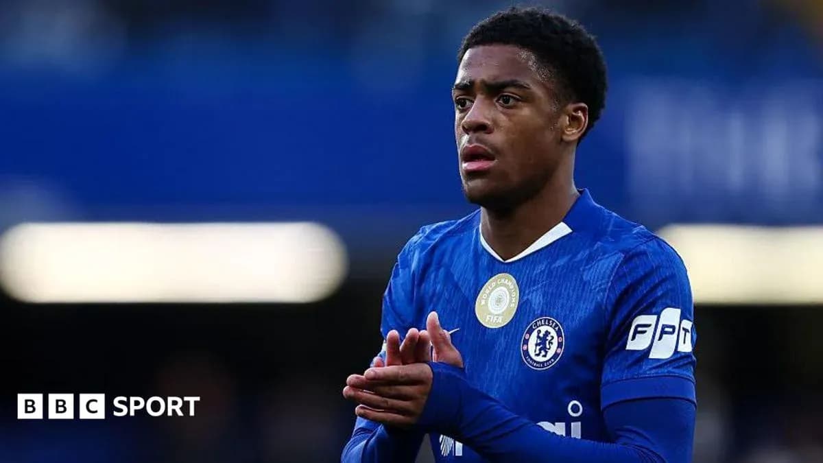 Jugador de Chelsea aplaudiendo en el campo