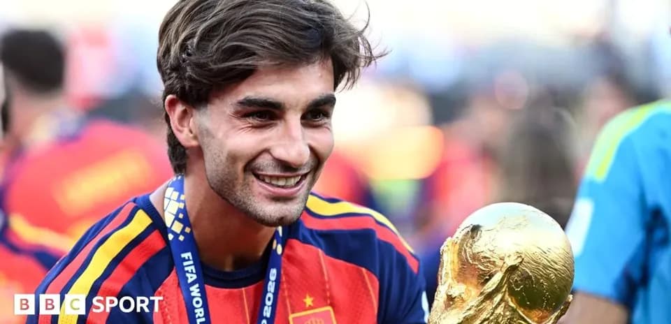 Jugador de España sosteniendo la Copa del Mundo