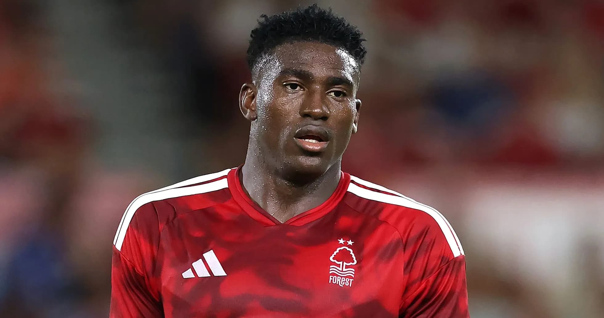 Jugador de Nottingham Forest en camiseta roja durante partido