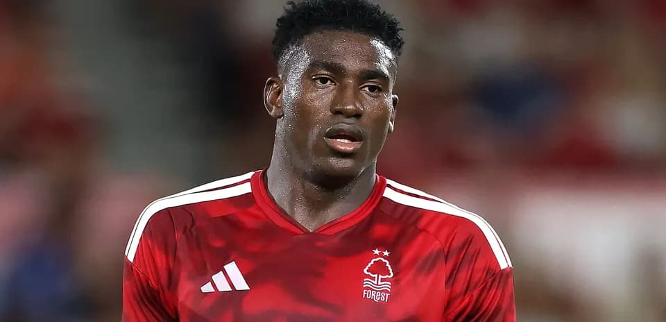Jugador de Nottingham Forest en camiseta roja durante partido
