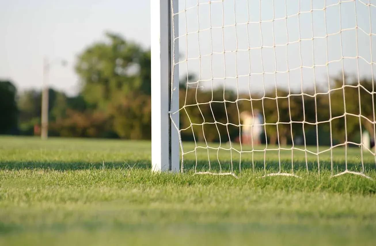 Portería de fútbol en un campo verde