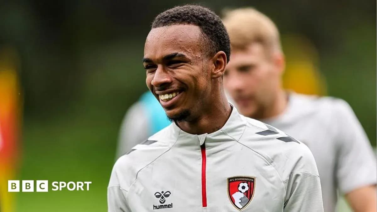 Jugador de AFC Bournemouth sonriendo durante entrenamiento