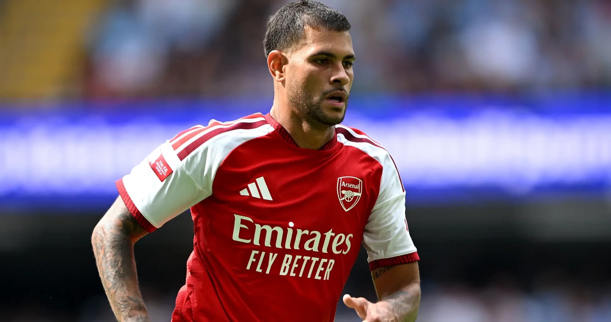 Jugador de Arsenal corriendo durante un partido