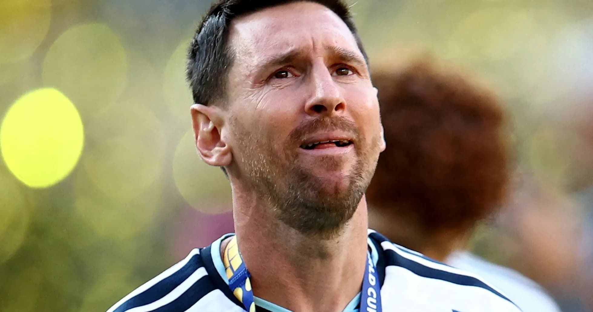 Jugador con medalla celebrando en el campo