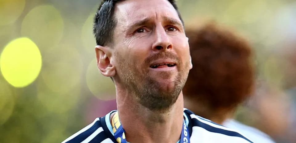 Jugador con medalla celebrando en el campo