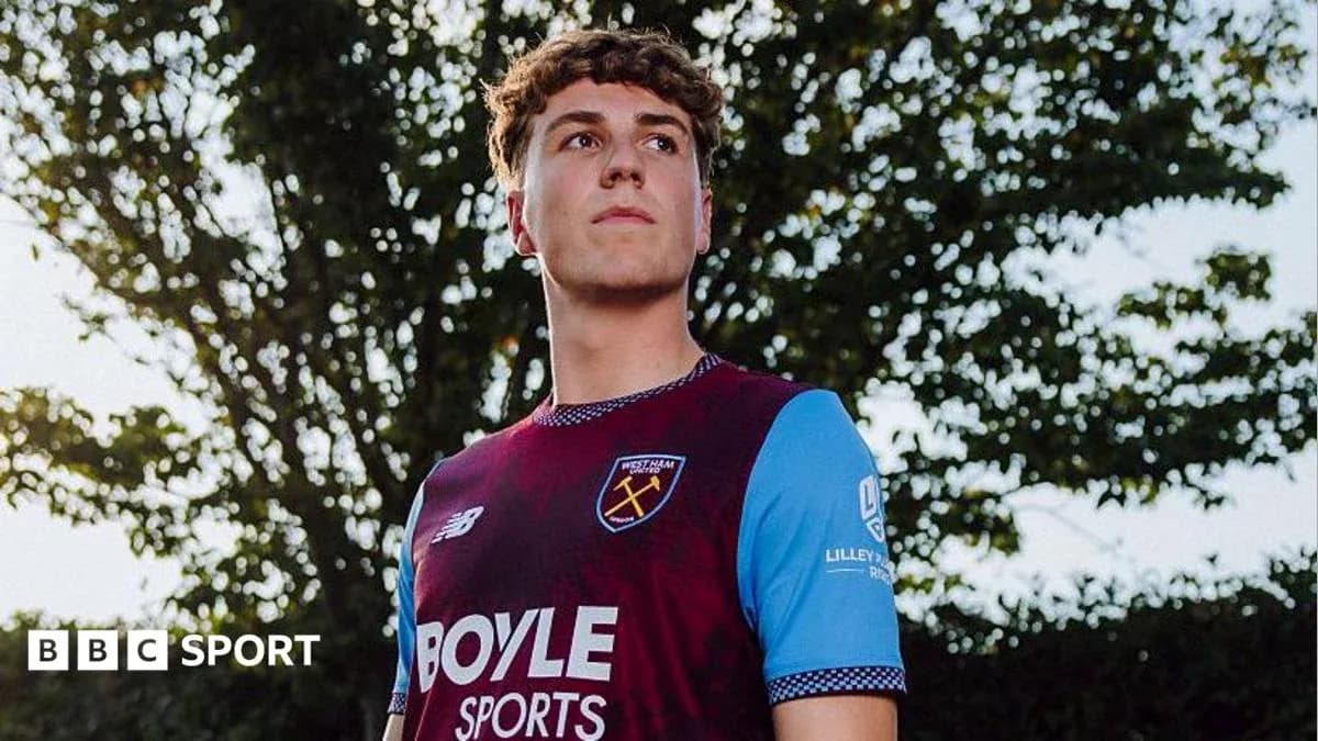 Jugador de West Ham posando con camiseta del equipo