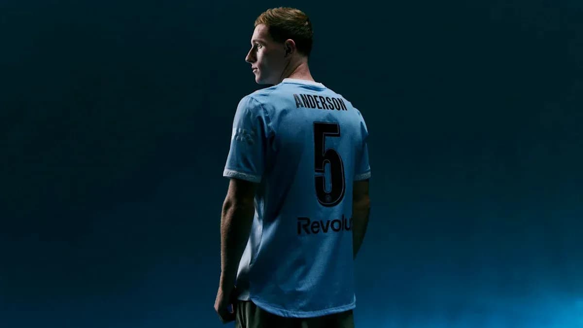 Jugador con camiseta azul y número 5 de espaldas