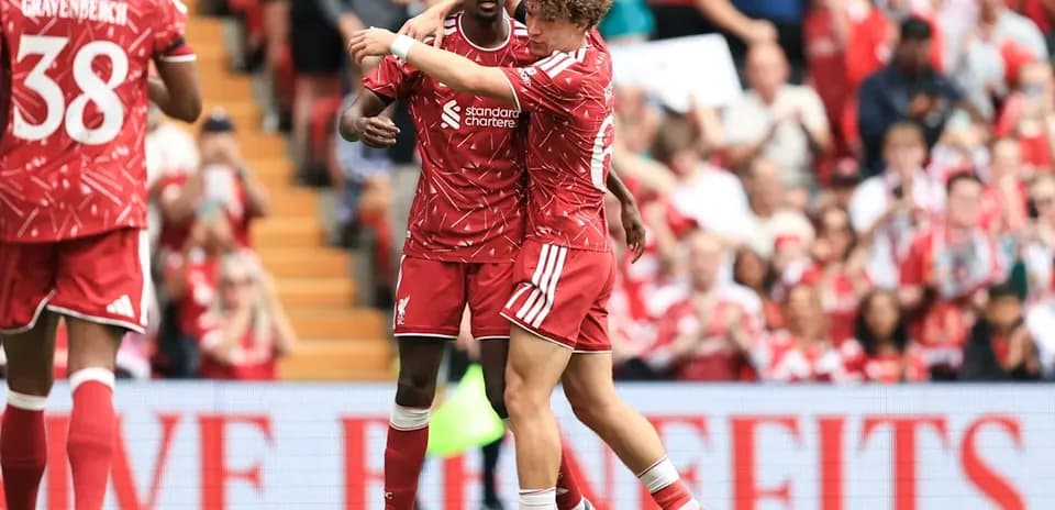 Jugadores de Liverpool celebrando un gol en el campo