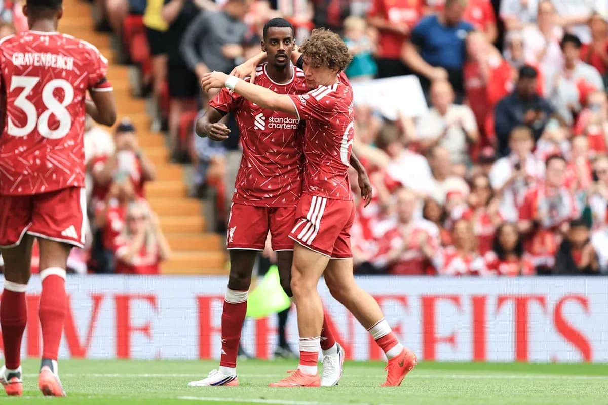 Jugadores de Liverpool celebrando un gol en el campo