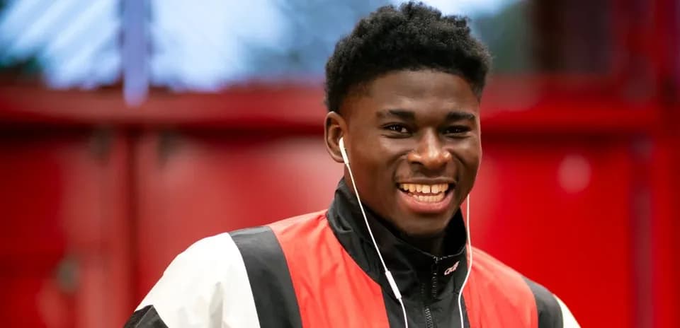 Jugador sonriente con auriculares en vestíbulo