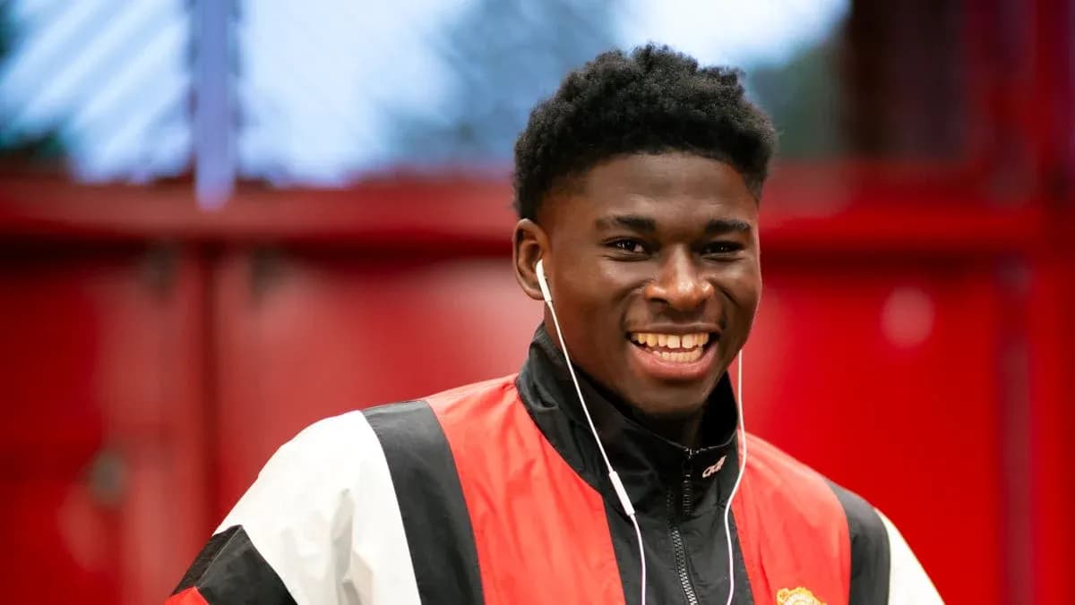 Jugador sonriente con auriculares en vestíbulo
