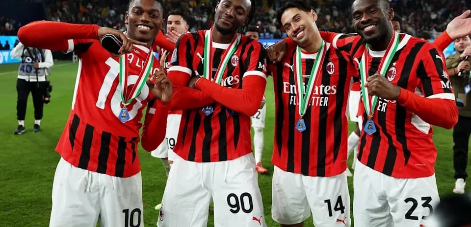 Jugadores de AC Milan posando con medallas tras partido