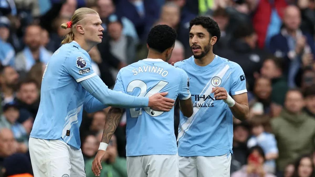 Jugadores de Manchester City celebrando en el campo