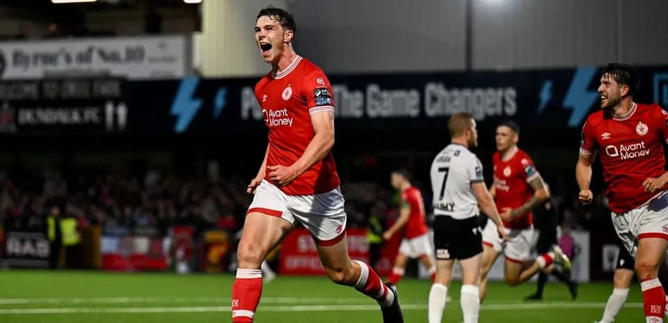 Jugador de Sligo Rovers celebrando un gol en partido