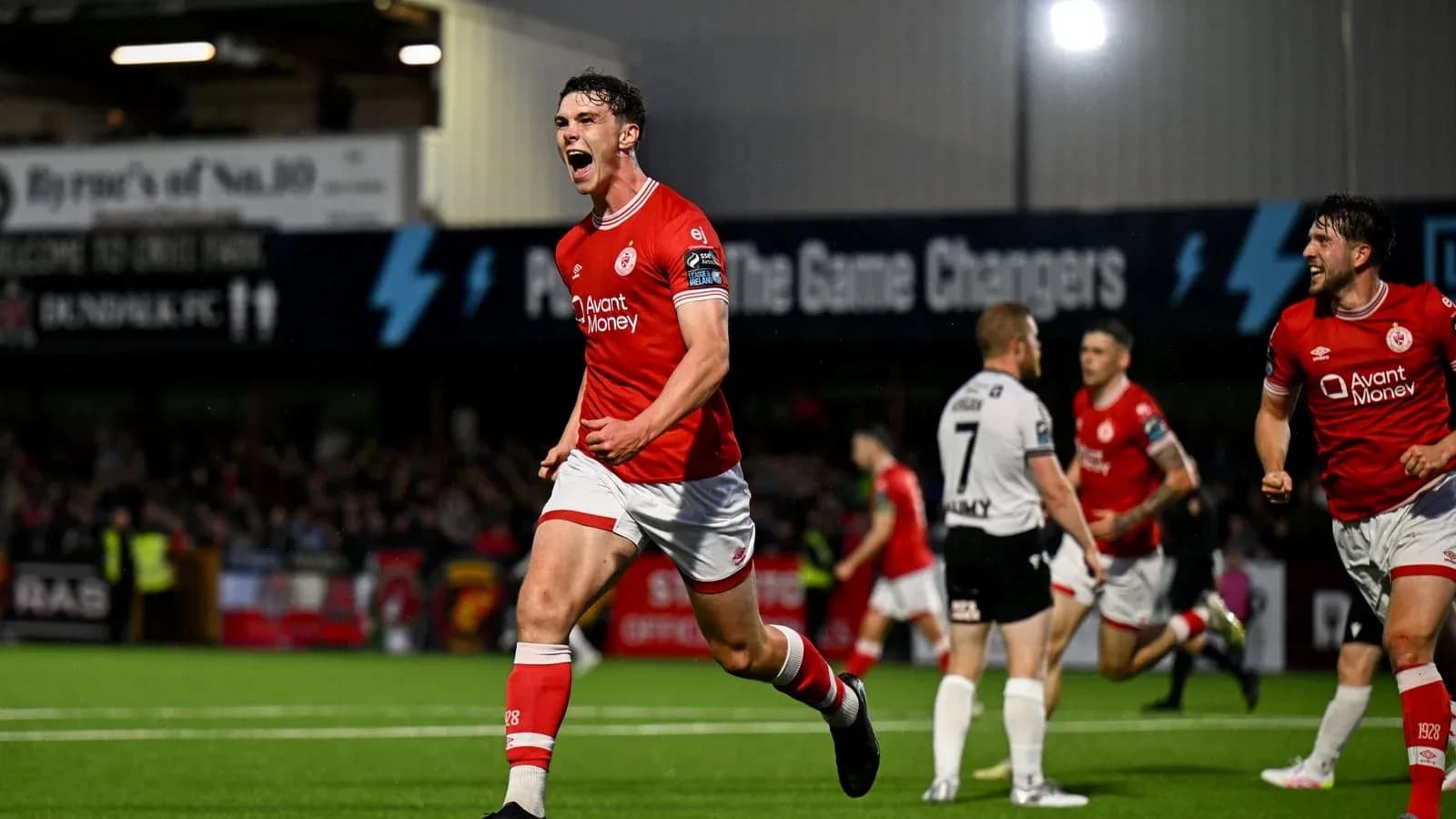 Jugador de Sligo Rovers celebrando un gol en partido
