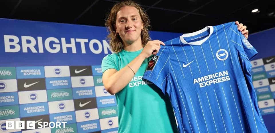 Jugador presenta camiseta de Brighton en conferencia