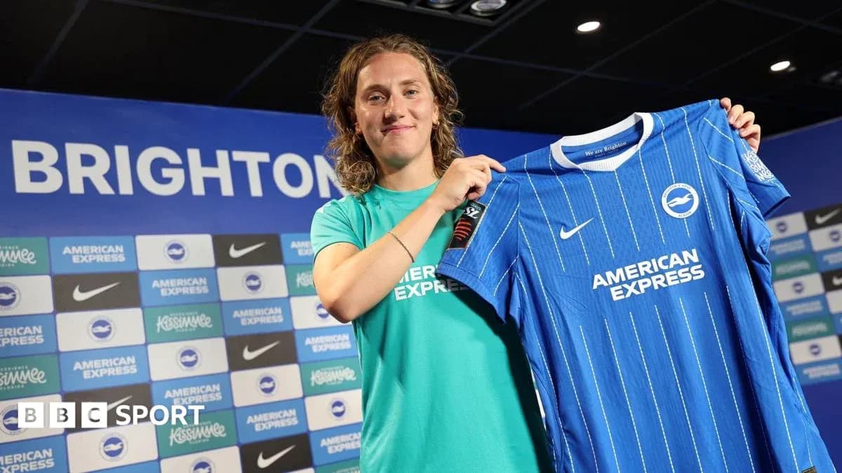Jugador presenta camiseta de Brighton en conferencia