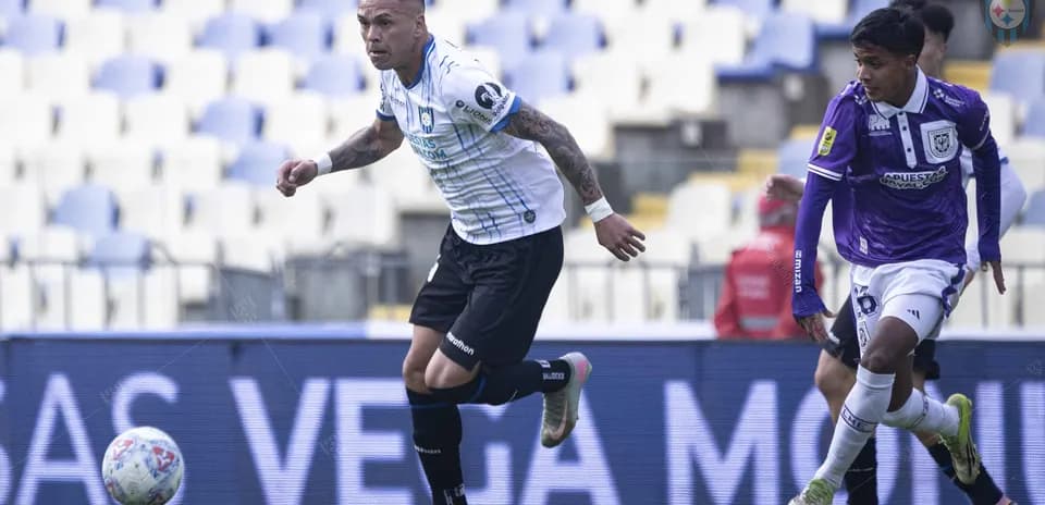 Jugadores de Universidad de Concepción y Huachipato en acción