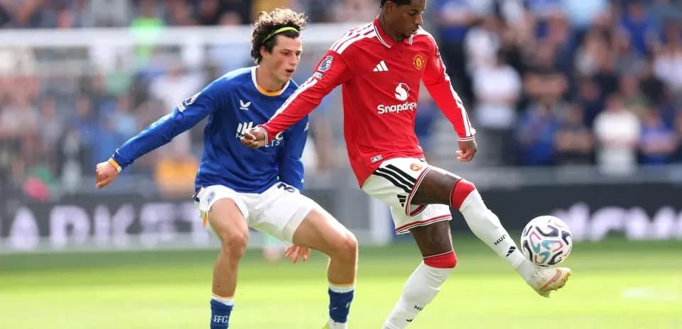 Jugador de Manchester United driblando en partido