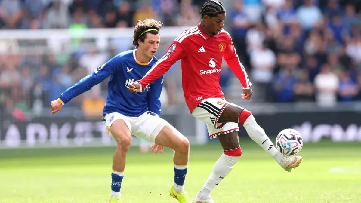 Jugador de Manchester United driblando en partido