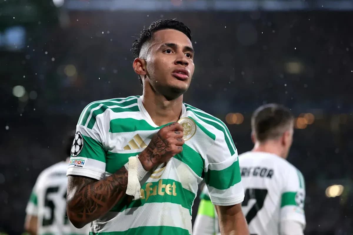 Jugador de Celtic celebrando en el campo de juego