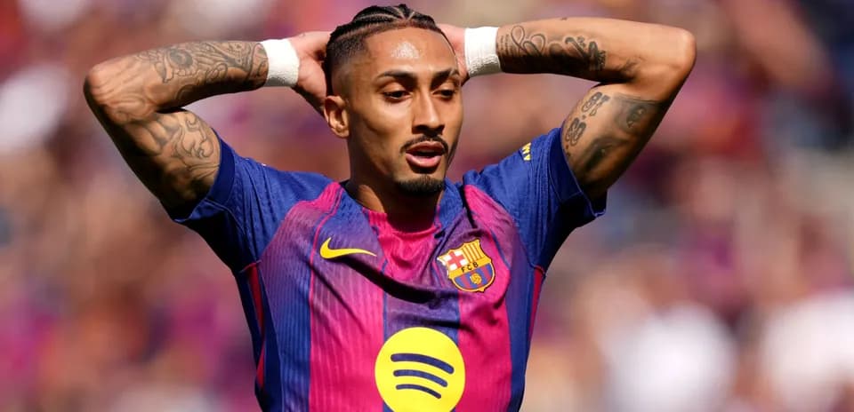 Jugador de Barcelona con manos en la cabeza durante partido