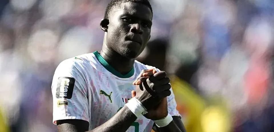 Jugador con camiseta de Senegal aplaudiendo en el campo