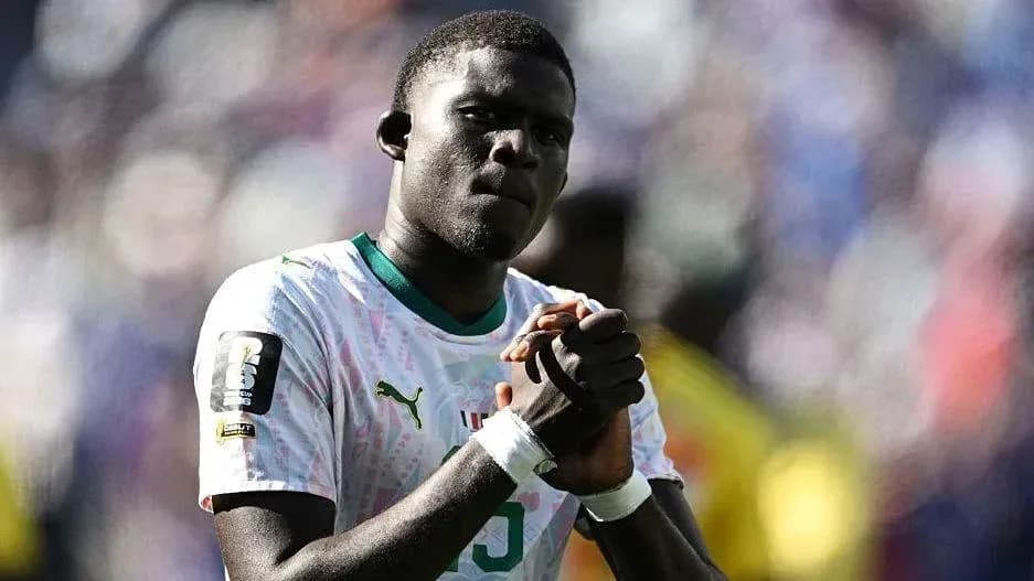 Jugador con camiseta de Senegal aplaudiendo en el campo