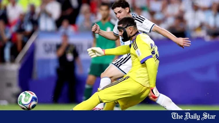 Portero argentino despejando el balón en el partido
