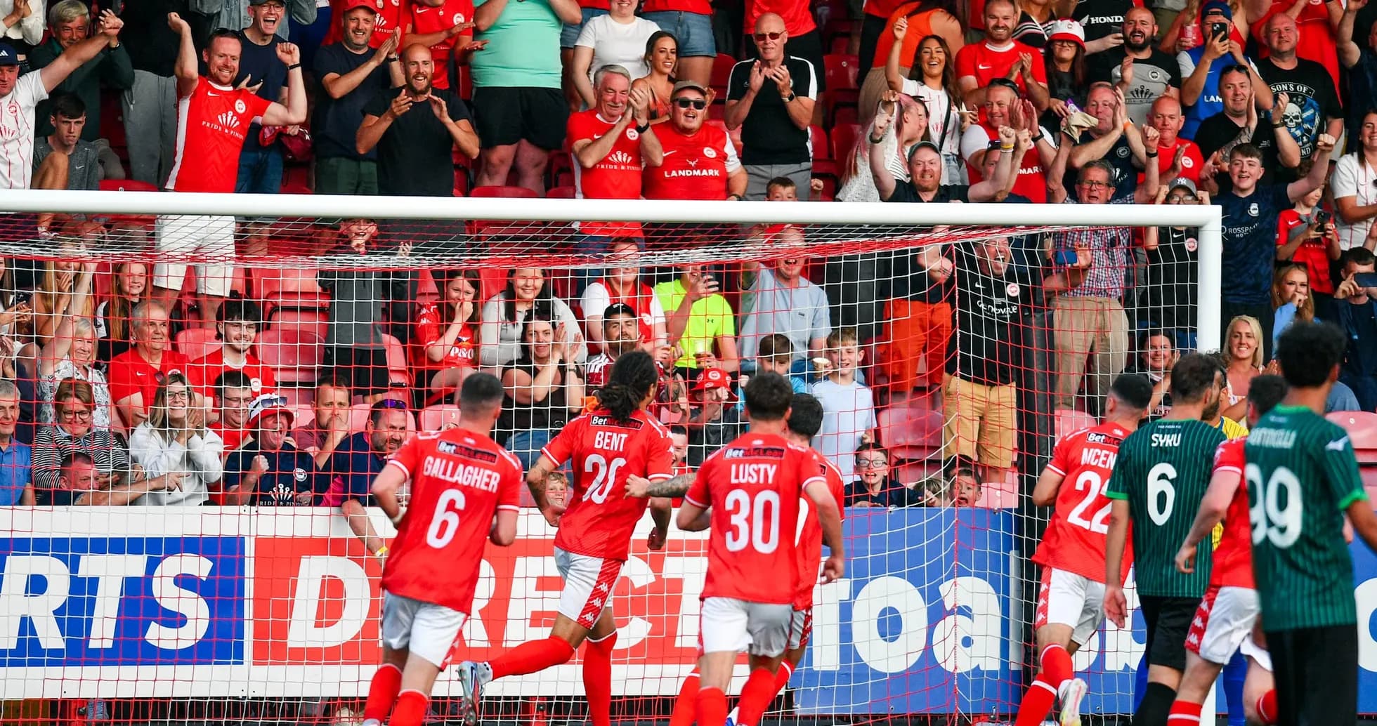 Celebración de gol de Larne en el partido
