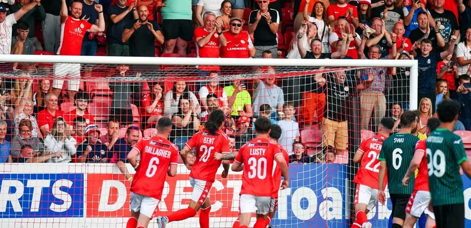 Celebración de gol de Larne en el partido