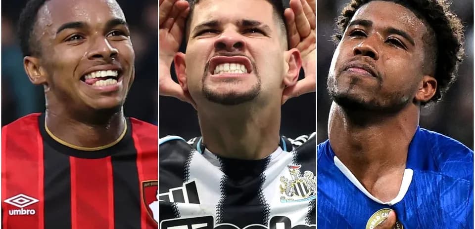 Tres jugadores posando durante un partido de fútbol