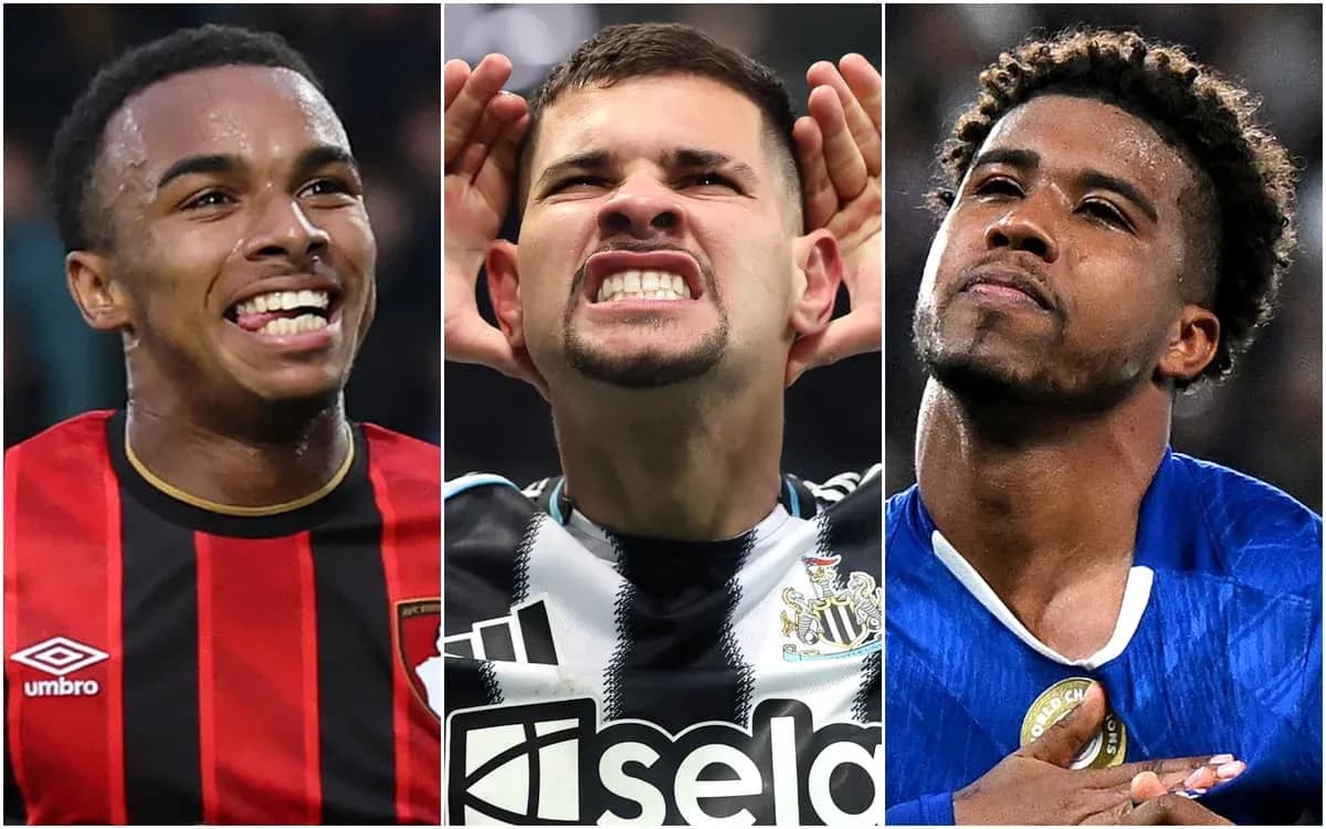 Tres jugadores posando durante un partido de fútbol