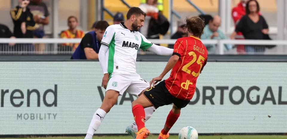 Jugador de Sassuolo en acción contra Lecce
