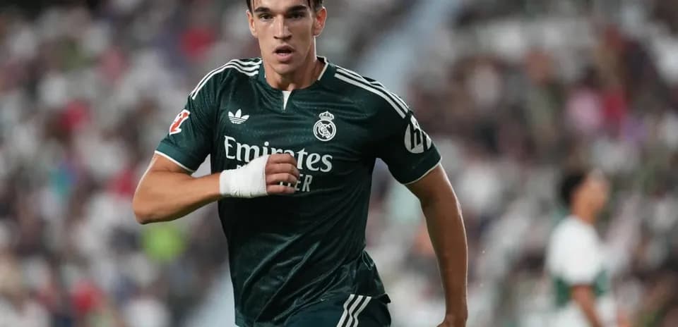 Jugador de Real Madrid corriendo durante el partido