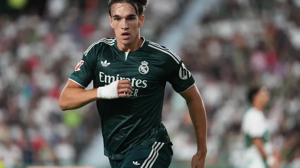 Jugador de Real Madrid corriendo durante el partido